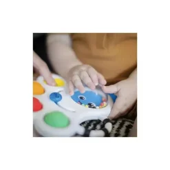 A forma do bebê Einstein Opus estala o chocalho e o mordedor sensoriais