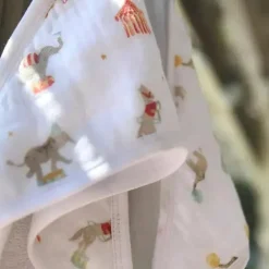 Aden + Anais - 2 Pk Essential Elefante Circo Toalha de banho com capuz para bebê