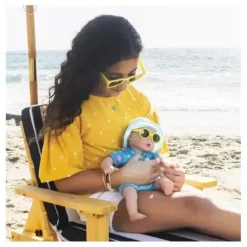 Adora - Boneca de Praia com Sardas Ativadas pelo Sol, Ensolarada