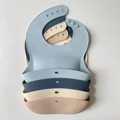 Ali + Oli - Babador de silicone para bebê enrole e fique fechado, céu