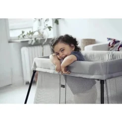 BABYBJORN - Pacote de luz para berço de viagem, prata + lençol justo