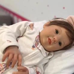 Boneca Bebê Reborn - Vinil Branco e Cabelo Castanho Enraizado, Abigail