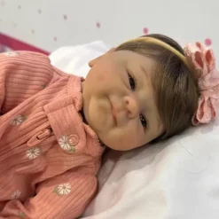 Bonecas Reborn - Vinil Branco, Cabelo Castanho Claro Enraizado, Olhos Castanhos Abertos - Marnie