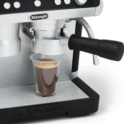 Casdon - Máquina de café Barista DeLonghi Toys com sons e revelação mágica de café, para crianças a partir de 3 anos