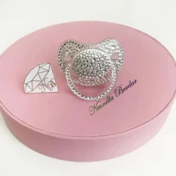 Cristal Neonilla - Chupeta Ortodôntica Com Cristais Swarovski. Boneco Bling