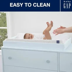 Delta Children - Trocador Gap BabyGap Contoured com capa refrescante, listra cinza