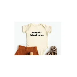 Eden &amp; Eve Você tem um amigo em mim Baby Onesie Natural - Roupas para o corpo do bebê