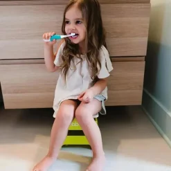 Escova de dentes sônica de 2 estágios Bbluv Sonik para bebês e crianças pequenas, branca/acqua