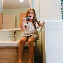Escova de dentes sônica de 2 estágios Bbluv Sonik para bebês e crianças pequenas, branca/acqua