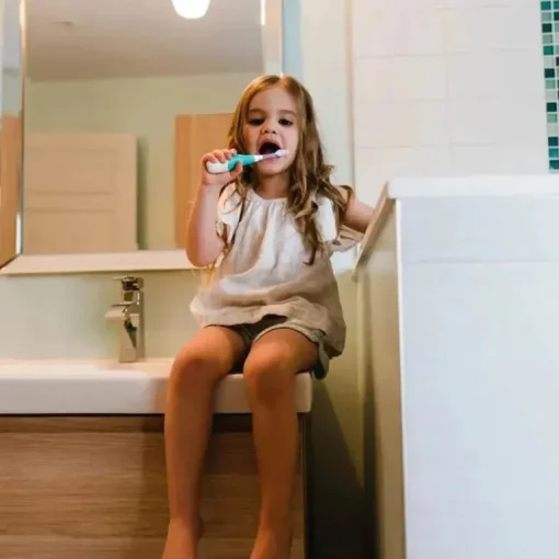 Escova de dentes sônica de 2 estágios Bbluv Sonik para bebês e crianças pequenas, branca/acqua