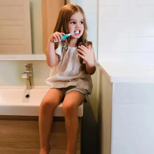 Escova de dentes sônica de 2 estágios Bbluv Sonik para bebês e crianças pequenas, branca/acqua