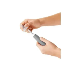 Escova de garrafa OXO Tot com limpador de cerdas e suporte - cinza
