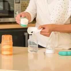 Fórmula infantil Clevamama e recipiente para alimentos empilháveis