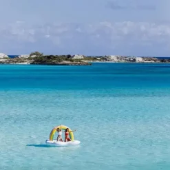 Funboy - Flutuador gigante inflável de luxo para piscina com espreguiçadeira Rainbow Cloud Island