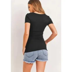 Hello Miz - Top de maternidade básico com decote em V alto com detalhe lateral franzido, preto