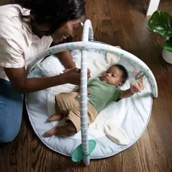 Ingenuity - Sheppy's Spot Ultra Plush Baby Activity Gym e Tummy Time Mat