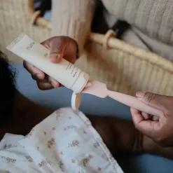 Mushie - Aplicador de Creme para Fraldas Silicone Macio com Base de Sucção, Lilás Suave
