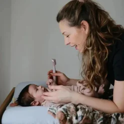 Mushie - Aplicador de Creme para Fraldas Silicone Macio com Base de Sucção, Lilás Suave