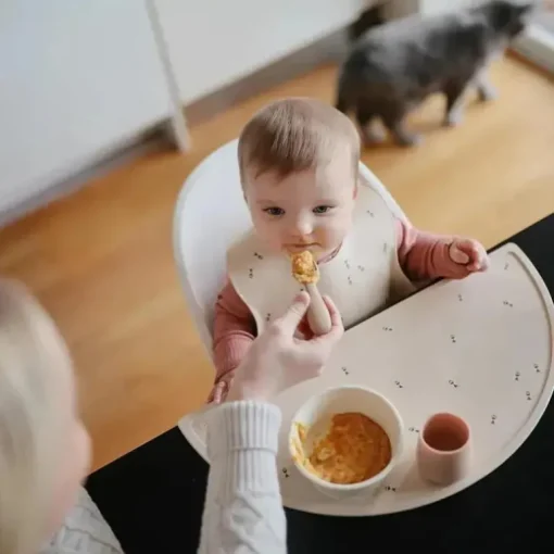 Mushie - babador de silicone para bebê, ajuste ajustável à prova d'água, abelhas