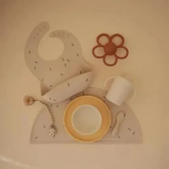Mushie - babador de silicone para bebê, ajuste ajustável à prova d'água, abelhas
