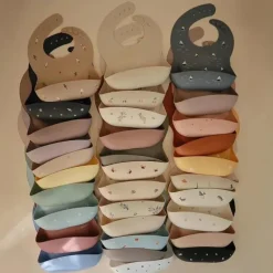 Mushie - babador de silicone para bebê, ajuste ajustável à prova d'água, abelhas