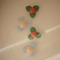 Mushie - brinquedo giratório de sucção Dino para banho e brincadeira
