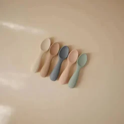 Mushie - colheres de silicone para crianças pequenas, pacote com 2, Cambridge Blue/Shifting Sand