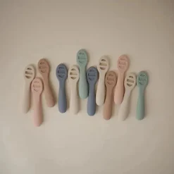 Mushie - Colheres de silicone para primeira alimentação para bebês, pacote com 2, areia móvel natural