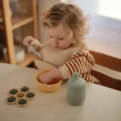 Mushie - Copo com canudinho 100% silicone para bebê, 6 meses ou mais, lilás macio