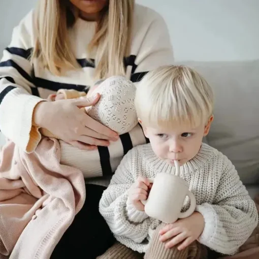 Mushie - Copo de treinamento de silicone e palha, areia movediça