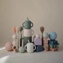 Mushie - Escova para mamadeira, silicone macio com base de sucção, areia móvel
