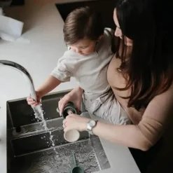 Mushie - Escova para mamadeira, silicone macio com base de sucção, areia móvel