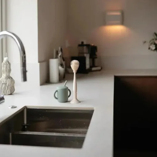 Mushie - Escova para mamadeira, silicone macio com base de sucção, areia móvel