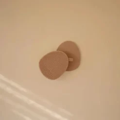 Mushie - Escova para touca de banho de bebê para pele seca, tratamento de eczema, pacote com 2, natural/azul Cambridge