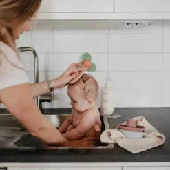 Mushie - Escova para touca de banho de bebê para pele seca, tratamento de eczema, pacote com 2, natural/azul Cambridge