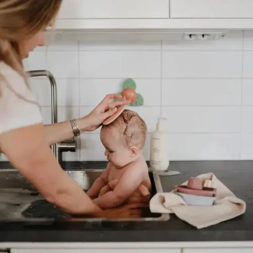 Mushie - Escova para touca de banho de bebê para pele seca, tratamento de eczema, pacote com 2, natural/azul Cambridge