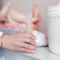 Ola Baby - Aplicador de Creme para Assaduras com Base de Sucção, Coral