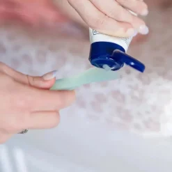 Ola Baby - Aplicador de Creme para Assaduras com Base de Sucção, Coral
