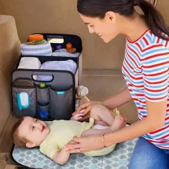 Organizador de porta-malas dobrável Brica Out-N-About e estação de troca de fraldas, cinza