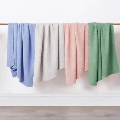 Piccolo Bambino - Sweater Knit Blanket On Wooden Hanger Pink