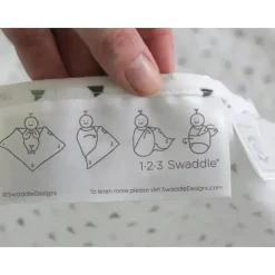 Swaddle Designs - Cobertor Swaddle Marquisette Cupcakes Preto e Branco
