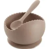 Tigela de sucção e colher Ali + Oli (Taupe) Borda ondulada