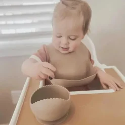 Tigela de sucção e colher Ali + Oli (Taupe) Borda ondulada