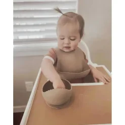 Tigela de sucção e colher Ali + Oli (Taupe) Borda ondulada
